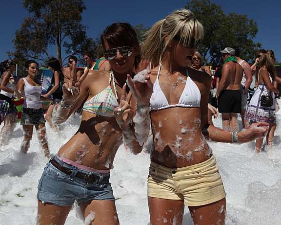 1200px Women at a foam party